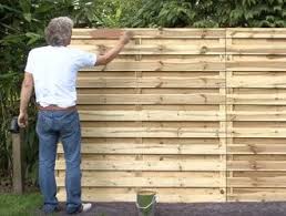 Bescherm Je Houten Tuinafsluiting Door Ze Te Beitsen Hoe Dat Ontdek Je In Dit Klusadvies Houten Schuttingen Houten Beitsen