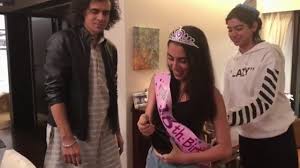 Aaliyah is anurag kashyap's daughter with. Aaliyah Kashyap Can T Open Champagne Bottle Khushi Can T Help Smiling Youtube