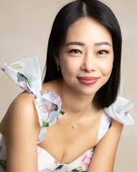 Today is my birthday! I'm officially 40 years old!!!🎊🎉 My therapist told  me today that she recently celebrated her 40th at Disneyland and sooooo  many women came up to her to tell