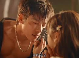 我的鄰居長不大女主不太美，但演技不錯男主何与不太帥，而且開始覺得演技有点幼嫩，但越看越覺得他倆非常配合這套劇情。