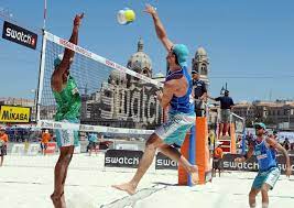 O voleibol de praia evoluiu a partir dos jogos de voleibol disputados socialmente na praia de santa mónica na califórnia, eua, na década de 1920, tendo chegado à europa na década seguinte. Historia Do Volei De Praia