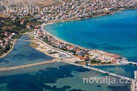 Ostrov pag je s pevninou spojen mostem. Geografie Ostrova Pag Chorvatsko Novalja