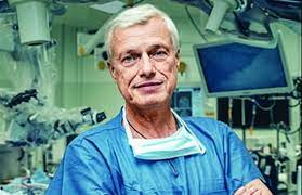 Stál u začátků oboru v československu a v roce 1978 založil dětskou neurochirurgii v motolské nemocnici. Me Cesty Do Hlubin Mozku Neurochirurg Se Musi Bat Rika Vladimir Benes Idnes Cz
