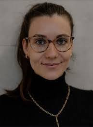 Claudia Loop's Instagram, Twitter & Facebook