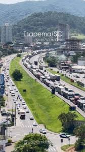 O sentido Sul da BR-101 está lento em razão de um acidente com carreta e um incêndio em vegetação, próximo a Biguaçu. As filas ultrapassam 10 quilômetros no sentido Florianópolis, com reflexos direto ...