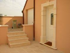 Encadrement Moulure En Plaquettes Pour Porte D Entree En Pierre Reconstituee Gamme Provence Pierre Reconstituee Beton Prefabrique Porte Fenetre