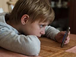 Antara sebab utama adalah bagi menenangkan anak yang sedang menangis dan menghiburkan mereka. 7 Kesan Serius Kepada Otak Dan Kesihatan Kanak Kanak Akibat Penggunaan Telefon Pintar Iluminasi