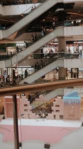 Dengan berpegangan tangan, kita semua tahu perasaan baik akan muncul saat menggenggam tangan orang yang kita cintai. Pin On P