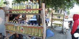 Yang menjadi pertanyaan penulis sebagai konsumen adalah siapakah yang memberikan patokan mengenai harga eceran tertinggi itu apakah produsen, pihak penjual atau pemerintah? Amankah Mobil Minum Bensin Eceran