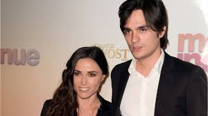 La veuve de michel delpech aurait écrit une lettre à laurent delahousse après la diffusion d'un jour, un destin. Choque Alain Fabien Delon Reagit Suite A La Diffusion Du Documentaire D Un Jour Un Destin Femme Actuelle Le Mag