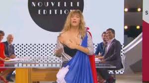 Critiche a Valls, la conduttrice si spoglia in tv