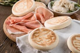 Le tigelle sono uno stato mentale, sono uno stile di vita, sono nel dna degli emiliani ma soprattutto dei modenesi. Tigelle O Crescentine Sempre Modenesi Sono