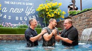 Rick Warren S Saddleback Church Reaches Milestone Of 50 000th Baptism Cbn News