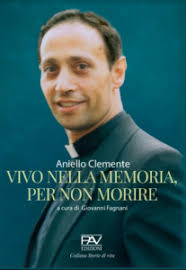 Omaggio dell'associazione “Mons. Michele Sasso” di un libro sulla vita  dell'emerito concittadino