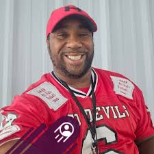 May 23, 1997 The Baxter Bulletin የ.ይ 레당 리다 Exalted Ruler of the oftheElks  Elks David Eaves (right) presents a check for $300 to Cub Scout Pack 156,  Den 2.