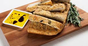 Decouvrez Cette Recette De Focaccia Aux Olives Et Au Romarin Pour 8 Personnes Vous Adorerez In 2020 Focaccia Food Brioche