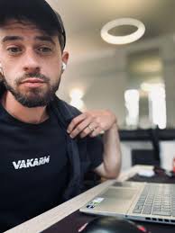 J'ai pas publié depuis deux semaines. Trois, peut-être. Et franchement ? Je  m'en tape. L'algorithme finira par me recracher dans ton fil d'actualité.  Faut dire que j'écris avec mes tripes… et pas… |