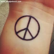 Resultado De Imagen Para Tatuaje Simbolo Hippie Peace Sign Tattoos Peace Tattoos Wrist Tattoos For Guys