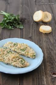 Per la ricetta del merluzzo gratinato al forno, tritate finemente la cipolla e ponetela a rosolare in una pirofila, con 3 cucchiaiate d'olio caldo e 2 spicchi d'aglio interi, ma leggermente schiacciati. Filetti Di Merluzzo Gratinati Al Forno Merluzzo Cibo Etnico Idee Alimentari