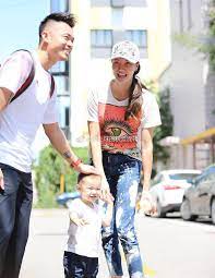 Lin dan is a chinese former professional badminton player. Lin Dan S Wife And Baby Son Racquet Force Asia Online Facebook