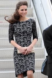 I feel almost bad for busting in on this little rendezvous.. Robe Noire Invite Mariage Fourreau Kate Middleton Encolure Bateau En Dentelle Robespourmariage Fr
