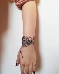 Tatouage femme, les tatouages de pivoines sont magnifiques et sont devenus l'une des pièces les plus populaires du body art. 100 Idees De Tatouages Bracelet Pour Femme Tatouez