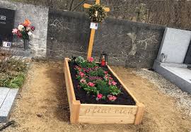 Ein grabstein kann aus holz erstellt sein. Grabumrandung Aus Holz Herstellen Sigis Holzwerkerblog