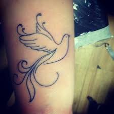 Apprenez à déchiffrer la signification du tatouage plume avec quelques indices utiles. 40 Tatouages De Colombes Mignonnes Pour Hommes Et Femmes Club Tatouage