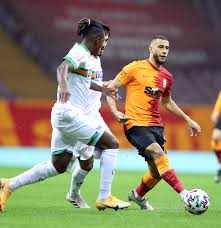 حول جمهور نادي غلطة سراي التركي ملعب ترك تيليكوم إلى ما يشبه ساحة حرب حين أشعل الآلاف مفرقعات نارية، خلال تدريبات لفريقهم قبل مواجهة فنربخشة في ديربي مدينة. W4b6j Lyydawbm