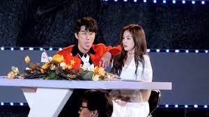 Jinyoung assisting red velvet's irene · 3. San E Is Slammed For Harassing Red Velvet S Irene On Stage