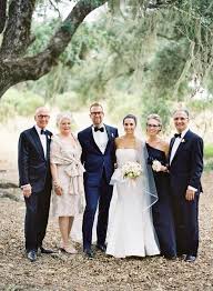 What Color Dress Should The Mother Of The Bride Wear Family Wedding Photos Wedding Photography Poses Family Wedding Photos Poses