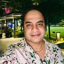 Cristiano Ronaldo : 🏃 1076 games ⚽️ 787 goals 🎯 229 assists Lionel Messi:  🏃 932 games ⚽️ 751 goals 🎯 315 assists 🐐👑