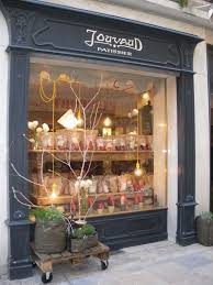 Mendiants Facon Jouvaud Comme A Carpentras Fees Mains By Marjorie Vitrines De Magasin Maison Vitrine Magasin
