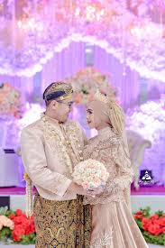 Download model hijab wisuda simple dan elegan background; Pin Di Pose Ideas For Wedding Photography Or Engagement Shoot Ideas