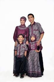 Ayah bayu tersenyum menatap penampilan sedangkan, sambil brjalan mengantarkan ibu dan anak itu, di wajah pak bejo terlintas sebuah senyuman. Busana Muslim Couple Keluarga Ayah Ibu Dan Anak Model Trend Baju Dan Busana Muslim Baju Muslim Model Pakaian Baru Baju Anak