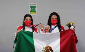 En méxico 68 además se marcó un hito en el deporte femenino, cuando la atleta enriqueta basilio se convirtió en la primera mujer en encender el pebetero. Spxoyklxmp 5fm