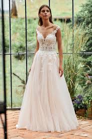 Alle arten der kleider von brautmode nach abendmode bis zu cocktailkleidern können sie auf unserem shop finden. Hochzeitskleid 4872t Elizabeth Passion 2021