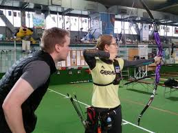Recurve archers shoot at a target 70. Bogensport Magazin