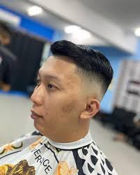 SMART & HIGH FADE Rambut tepi dibagi kosong dan diangkat tinggi sedikit  mengikut kehendak pelanggan. Rambut atas dipendekkan sedikit dan bahagian  sisi pula kita connect dengan rambut tepi supaya kelihatan kemas..