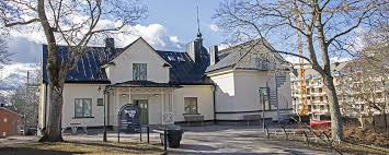 Berga har ett centrum med livsmedelsaffär, frisör, café, pizzeria, spelbutik, vårdcentral, folktandvård och apotek. Berga Gotabiblioteken
