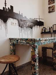 Über deine wohnung / dein haus zu sprechen. Eine Wirklich Coole Kuche Gibt Es Hier Zu Sehen Der Kuchentisch Ist Mit Comics Tapeziert Und Die Wand Wurde Bespruht Tapezieren Diy Kuchentisch Kuche Tisch