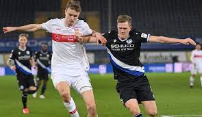 Voglsammer macht den ball mit seiner ganzen physis rechts im strafraum fest und legt die kugel. Brswr7inxisdhm