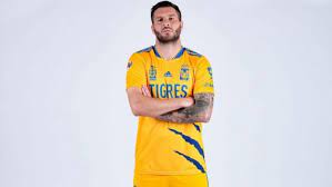 Camiseta naranja con detalles negros, pantalón y medias negras. Tigres Anuncio Su Nuevo Uniforme De Local Y De Visitante