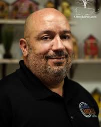 Les presentamos a Víctor Iván Sosa, artesano de casitas típicas en barro.  📍Carolina, PR Ve su entrevista completa en nuestra página. Enlace en la  biografía y en los stories. 🔥 #27/100 🔥