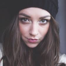 It looks like two separate piercings, one in each nostril, but the bar is just a single. Eye Makeup Nose Piercing Piercings Nasallang Piercing