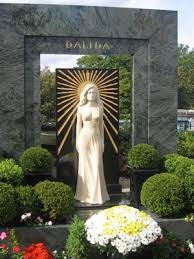Iolanda cristina gigliottinote , dite dalida, née le 17 janvier 1933 au caire et morte le 3 mai 1987 à paris, est une chanteuse et actrice française. Dalida Yolande Gigliotti 1933 1987 Cimetieres De France Et D Ailleurs