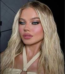 Gwen Sledge's Instagram, Twitter & Facebook