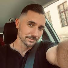 Różnica między zdjęciami to około 2,5 roku. Wagowo mysle, że około 8kg. 2,5  roku ciężkiej systematycznej pracy nad sobą!! Praca nad sylwetka to zajęcie  wymagające dużo czasu, wiele trzeba poświęcić żeby otrzymać