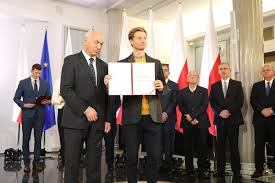 Na posła spadła fala ostrej krytyki ze strony kolegów z partii. File Franciszek Sterczewski Odbiera W Sejmie Zaswiadczenie O Wyborze Jpg Wikimedia Commons