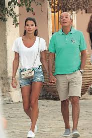 Πίνακες και γλυπτά ελλήνων και ξένων καλλιτεχνών, αλλά και ένα λευκό πιάνο µε ουρά διεκδικεί ο εφοπλιστής. Se Pelagh Eytyxias O Efoplisths Giannhs Koystas Poy Egine Ekth Fora Pateras Newsbreak